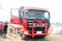 極限挑戰(zhàn)賽賽車(chē)準(zhǔn)備出發(fā)