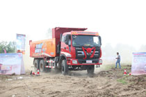 瑞沃卡車(chē)行駛在跑道上