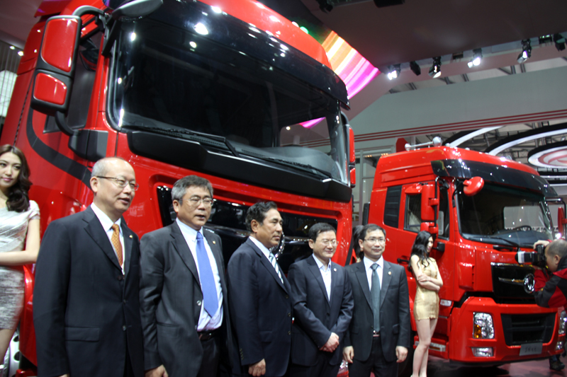 東風商用車上海車展天龍旗艦車型首發(fā)