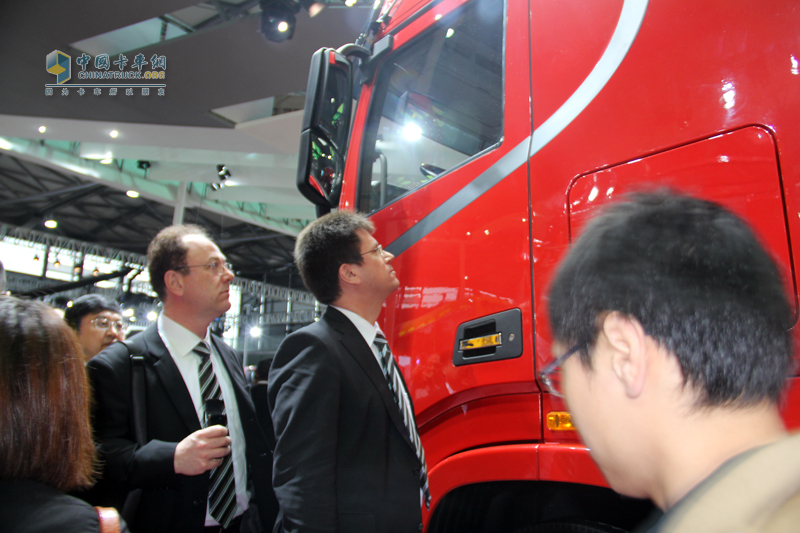 東風商用車上海車展天龍旗艦車型首發(fā)