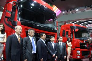東風商用車上海車展天龍旗艦車型首發(fā)