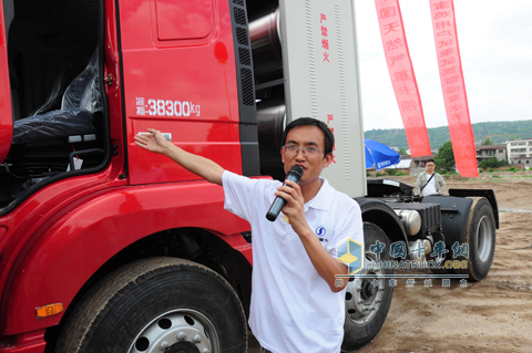 陜汽重卡工作人員講解試乘試駕的展車