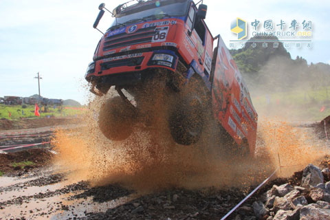 騰飛的陜汽重卡越野賽車，攝于2012年湖南新田站