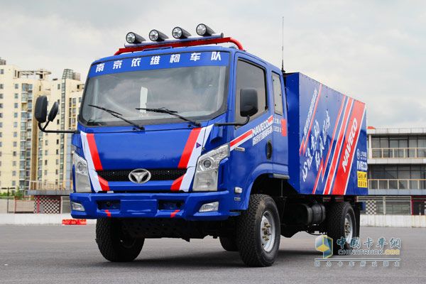 南京依維柯高端輕卡超越--2013中國(guó)越野拉力賽參賽車(chē)