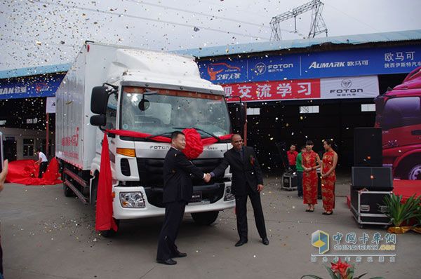 福田歐馬可領導與康明斯領導在新品前合影