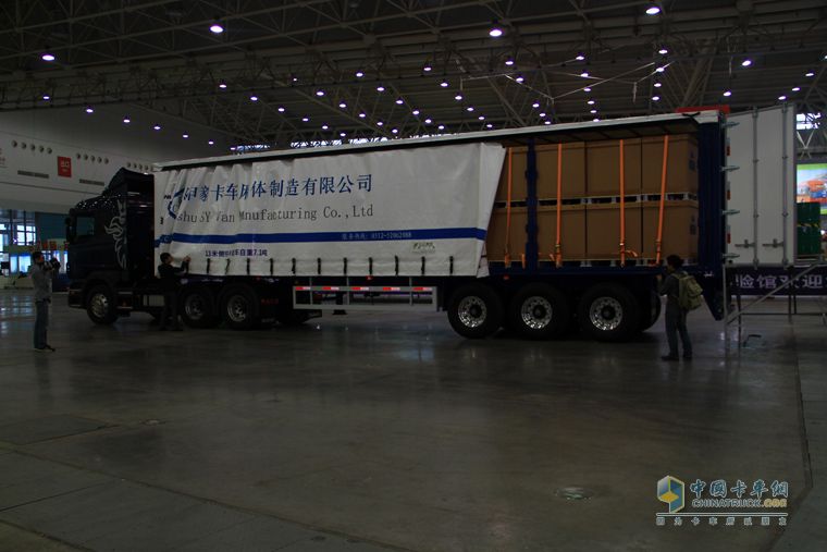 武漢商用車展 斯堪尼亞現(xiàn)場(chǎng)演示大型實(shí)物高效物流運(yùn)輸