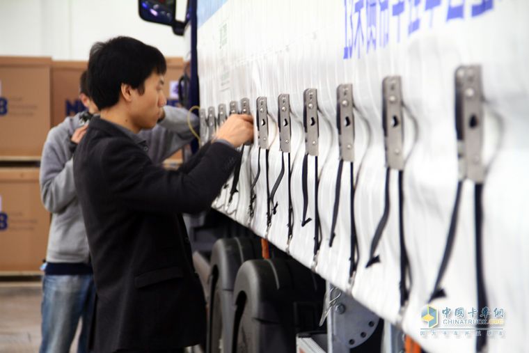 武漢商用車展 斯堪尼亞現(xiàn)場(chǎng)演示大型實(shí)物高效物流運(yùn)輸