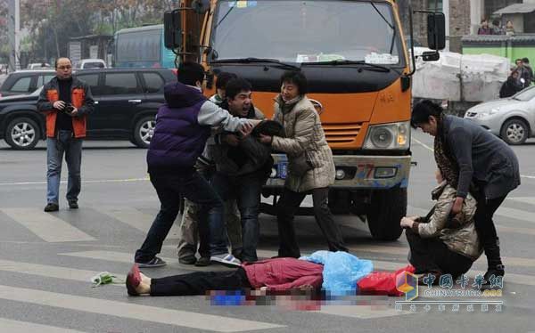 西安瘋狂渣土車傷人害命