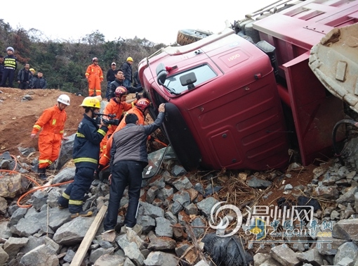 洞頭一工程車剎車失靈側(cè)翻 駕駛員成功獲救