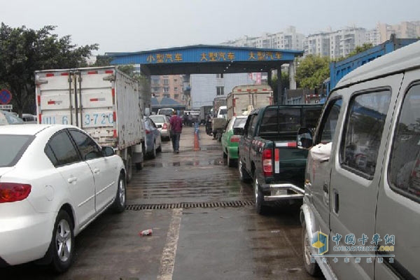 機(jī)動(dòng)車年檢排起長(zhǎng)龍 費(fèi)時(shí)又花錢