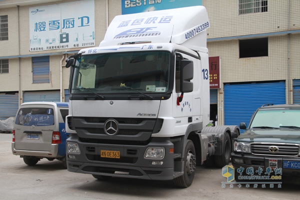 藍(lán)色快運采購的奔馳Actros2641牽引車