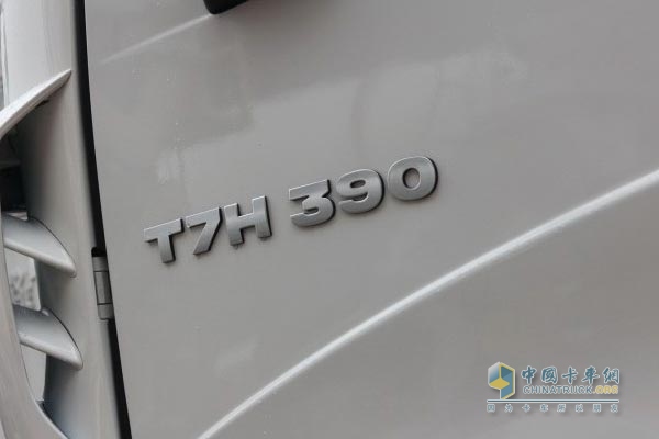 中國重汽 HOWO T7H 6×2 -雙轉向牽引車