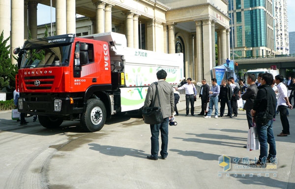 紅巖杰獅可卸式垃圾車(chē)亮相第七屆上海國(guó)際固體廢棄物、清潔專(zhuān)用設(shè)備與技術(shù)展