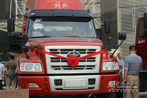 一汽解放柳特港口長(zhǎng)頭牽引車(chē)進(jìn)入廣州