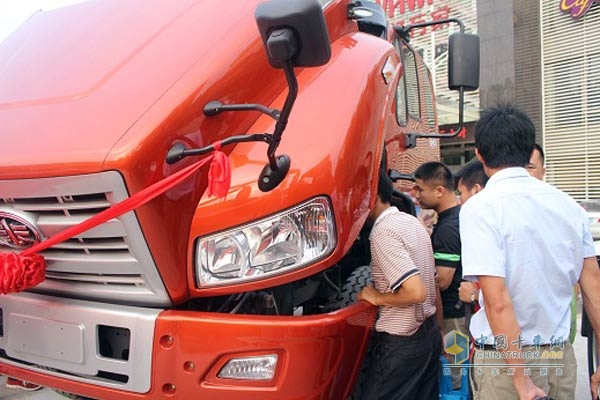 用戶(hù)對(duì)柳特港口長(zhǎng)頭牽引車(chē)很關(guān)注