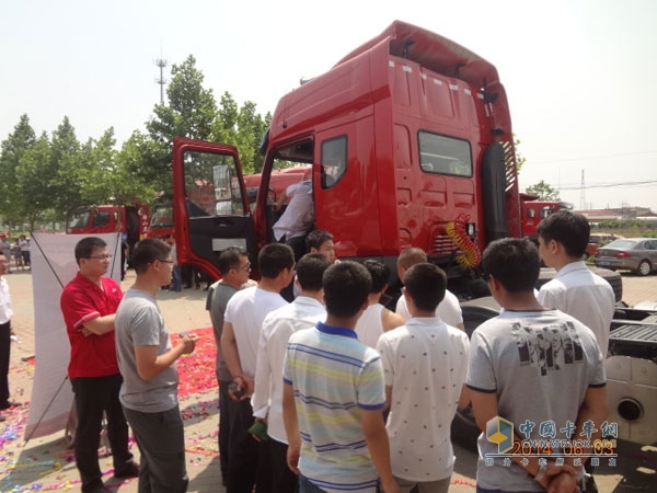 柳汽國四卡車“安全、可靠、省油、高效”的產(chǎn)品品質(zhì)，贏得了在場用戶的青睞。