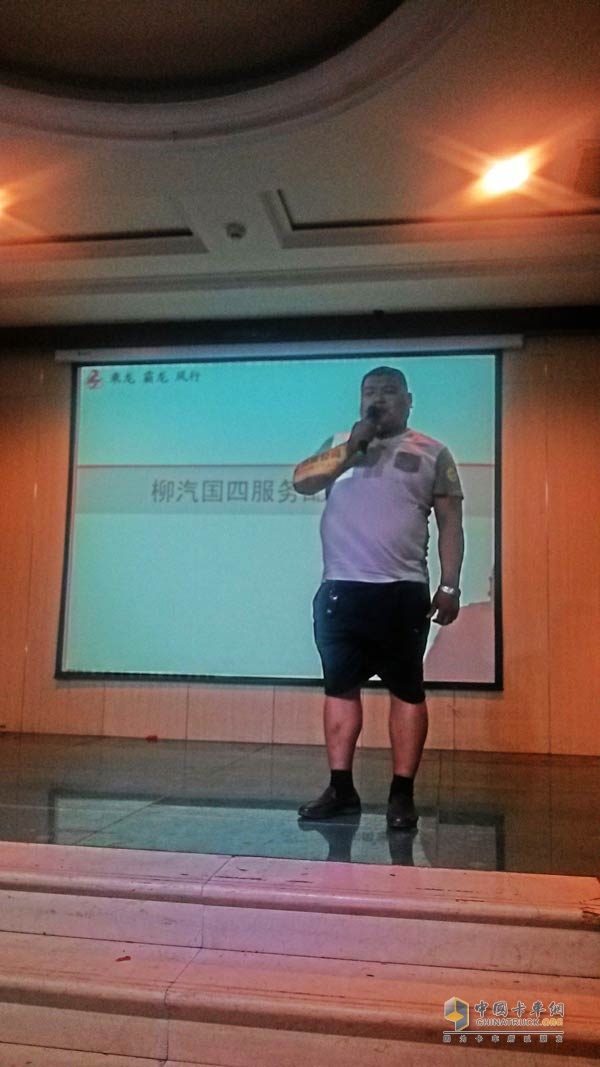石家莊站活動現(xiàn)場，物流企業(yè)負責人張洪濤經(jīng)理與現(xiàn)場用戶分享自己的用車體驗