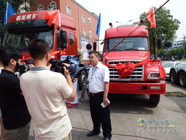 華駿汽車(chē)銷售服務(wù)公司總經(jīng)理任順明接受媒體采訪