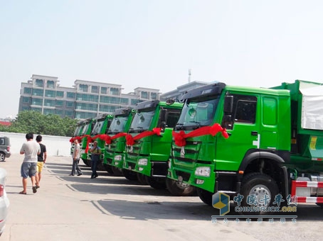 批量HOWO新型渣土車(chē)交付淄博用戶