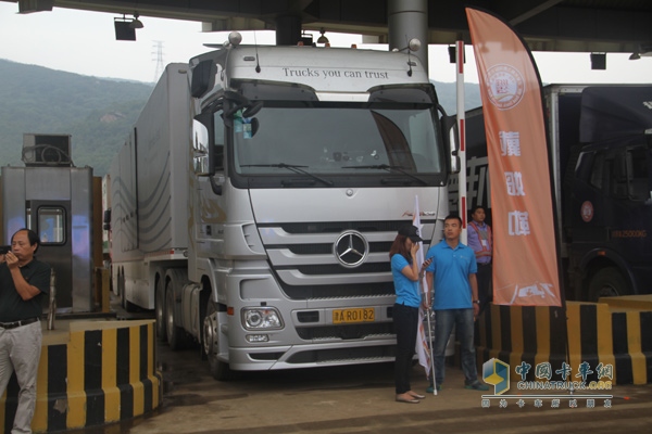 現(xiàn)場(chǎng)的奔馳Actros2646卡車