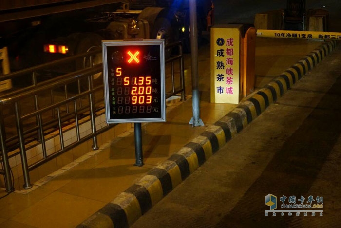 測(cè)試過(guò)半 奔馳卡車油耗測(cè)試車到達(dá)成都