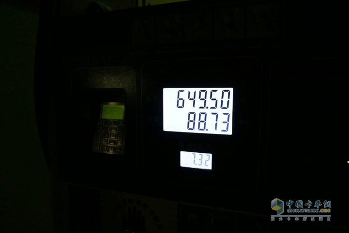 測(cè)試過(guò)半 奔馳卡車油耗測(cè)試車到達(dá)成都