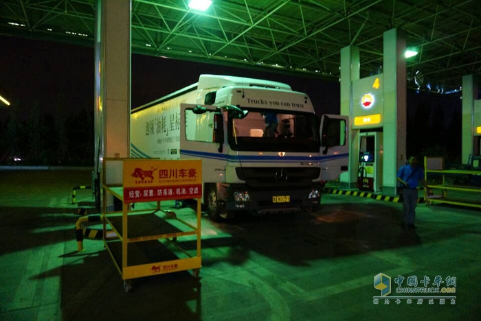 測(cè)試過(guò)半 奔馳卡車油耗測(cè)試車到達(dá)成都