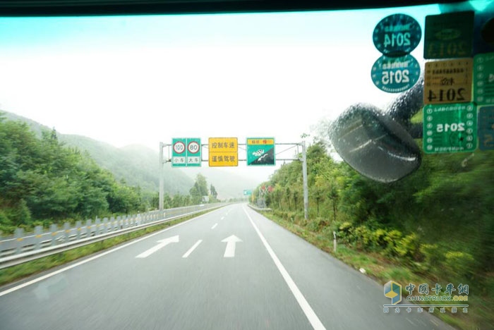 測(cè)試過(guò)半 奔馳卡車油耗測(cè)試車到達(dá)成都