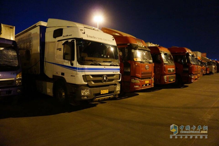測(cè)試過(guò)半 奔馳卡車油耗測(cè)試車到達(dá)成都