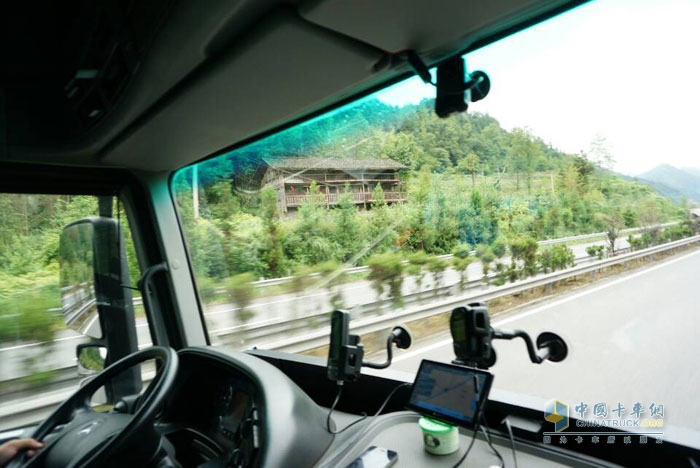 測(cè)試過(guò)半 奔馳卡車油耗測(cè)試車到達(dá)成都