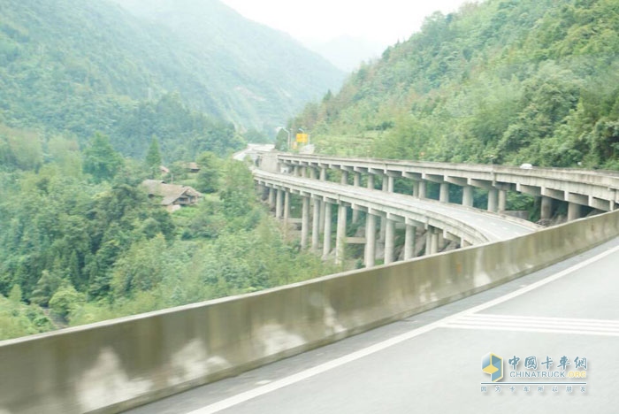 測(cè)試過(guò)半 奔馳卡車油耗測(cè)試車到達(dá)成都