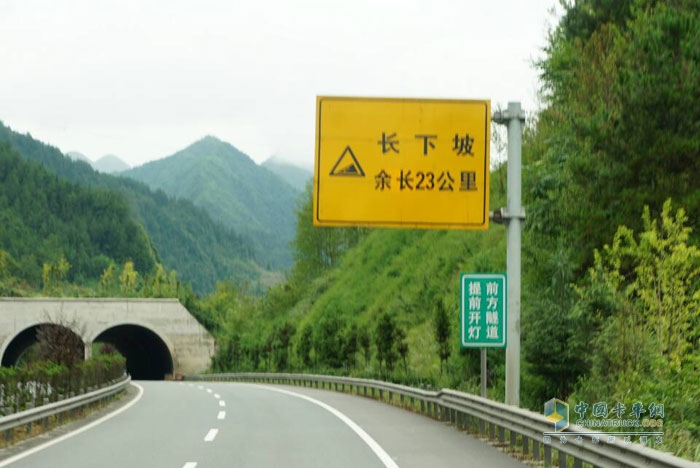 測(cè)試過(guò)半 奔馳卡車油耗測(cè)試車到達(dá)成都
