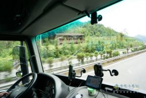 測(cè)試過(guò)半 奔馳卡車油耗測(cè)試車到達(dá)成都