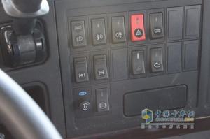 中國(guó)重汽 HOWO 6×2后提升式牽引車