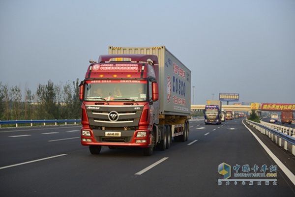 行駛在江蘇-河南G30國(guó)道上的絲綢之路國(guó)家卡車集結(jié)賽車隊(duì)