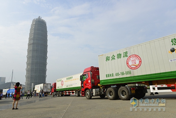 絲綢之路國(guó)際卡車集結(jié)賽車隊(duì)從鄭州出發(fā)前往西安