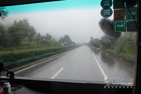 遇到下雨，奔馳卡車冒雨前進(jìn)