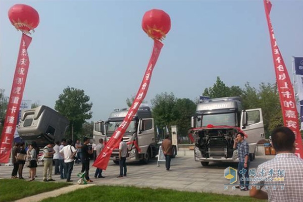 四川現(xiàn)代重卡發(fā)布會車輛展示