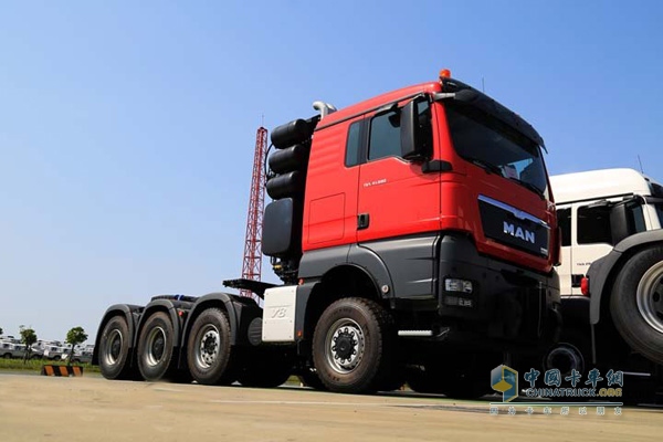 國(guó)內(nèi)首輛MAN TGX41.680大件牽引車(chē)到港