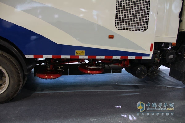 廣州車展:東風(fēng)柳汽霸龍M7牽引車帶頭 注重專用車市場