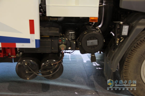 廣州車展:東風(fēng)柳汽霸龍M7牽引車帶頭 注重專用車市場