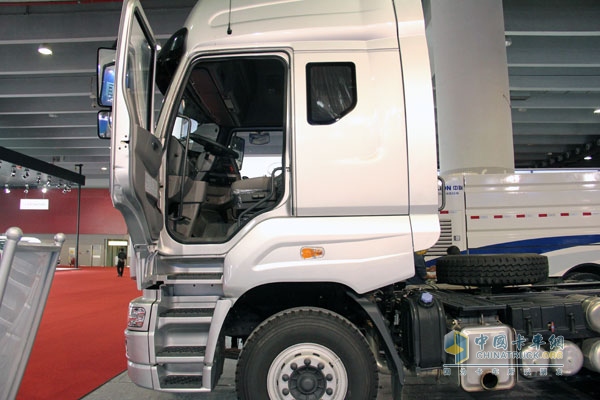 廣州車展:東風(fēng)柳汽霸龍M7牽引車帶頭 注重專用車市場