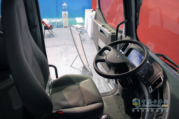 廣州車展:東風(fēng)柳汽霸龍M7牽引車帶頭 注重專用車市場