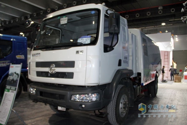廣州車展:東風(fēng)柳汽霸龍M7牽引車帶頭 注重專用車市場