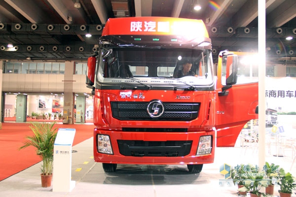 廣州車展；陜汽重卡攜德龍牽引車和智能渣土車亮相
