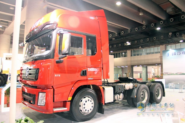 廣州車展；陜汽重卡攜德龍牽引車和智能渣土車亮相