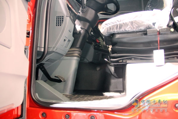 廣州車展；陜汽重卡攜德龍牽引車和智能渣土車亮相