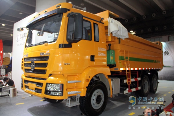 廣州車展；陜汽重卡攜德龍牽引車和智能渣土車亮相
