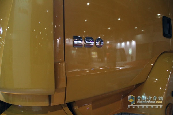 廣州車展；陜汽重卡攜德龍牽引車和智能渣土車亮相