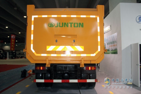 廣州車展；陜汽重卡攜德龍牽引車和智能渣土車亮相
